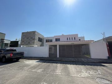 Preciosa Casa en Venta en Fraccionamiento Privado Coatepec.