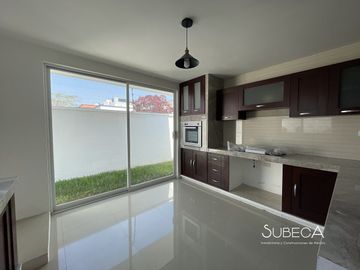 Preciosa Casa en Venta en Fraccionamiento Privado Coatepec.