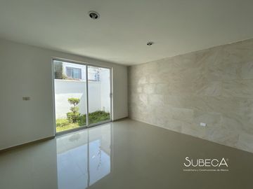 Preciosa Casa en Venta en Fraccionamiento Privado Coatepec.