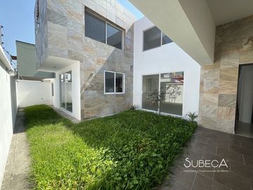 Preciosa Casa en Venta en Fraccionamiento Privado Coatepec.