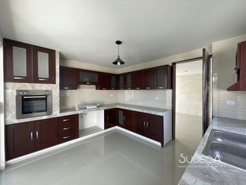 Preciosa Casa en Venta en Fraccionamiento Privado Coatepec.
