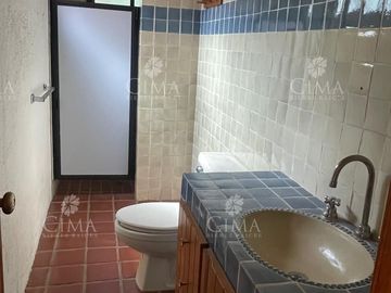 VENTA CASA EN EL BOSQUE CON SEGURIDAD EN CUERNAVACA - V370