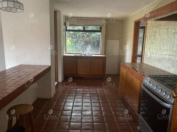 VENTA CASA EN EL BOSQUE CON SEGURIDAD EN CUERNAVACA - V370