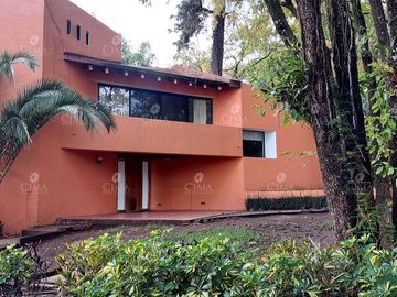 VENTA CASA EN EL BOSQUE CON SEGURIDAD EN CUERNAVACA - V370