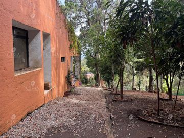 VENTA CASA EN EL BOSQUE CON SEGURIDAD EN CUERNAVACA - V370