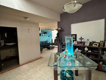 Casa amplia en venta con excelente distribución y gran potencial