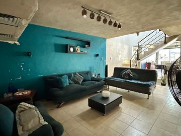 Casa amplia en venta con excelente distribución y gran potencial