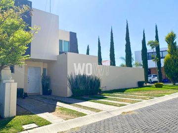 CASA EN VENTA EN BOSQUES DE SANTA ANITA