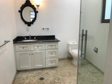 Venta o renta de casa en Club de Golf Los Encinos.
