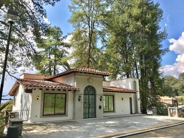 Venta o renta de casa en Club de Golf Los Encinos.
