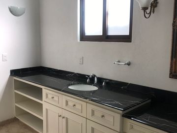 Venta o renta de casa en Club de Golf Los Encinos.