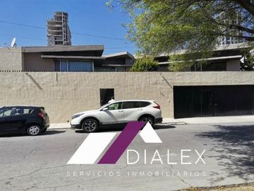 Casa en VENTA de 623 m2 - COL. CONTRY en Monterrey, Nuevo León