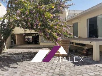 Casa en VENTA de 623 m2 - COL. CONTRY en Monterrey, Nuevo León