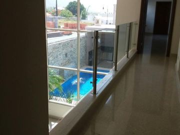 La Joya Privada Residencial -CARRETERA NACIONAL- VENTA Casa 450 m2 EN ESQUINA con Alberca