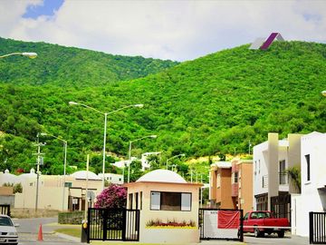 Fraccionamiento Bosques de San Pedro -CARRETERA NACIONAL- Casa en Venta Santiago 250 m2