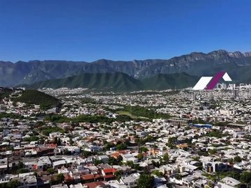 VENTA Residencia de 3 Niveles en LAS AGUILAS RESIDENCIAL en ZONA CONTRY Monterrey - 607 m2