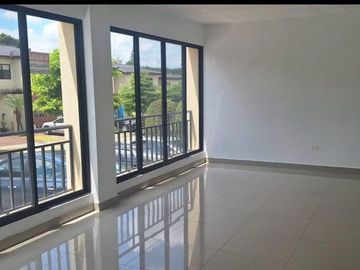 Departamento en venta vía a la costa km19 con 147m2, planta baja con patio y parqueo ER