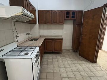 VENTA DEPTO 2 DORM. Y ESTUDIO, SOBRE V SARSFIELD
