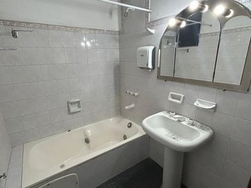 VENTA DEPTO 2 DORM. Y ESTUDIO, SOBRE V SARSFIELD