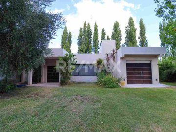 CASA EN BARRIO PRIVADO LAS PERGOLAS CIPOLLETTI