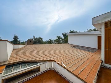 Casa de 1,150 m² con 7 Habitaciones, Terraza y 14 Estacionamientos en Sol de La Molina Etapa 1