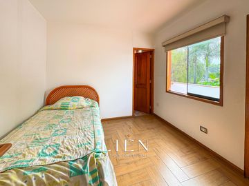 Casa de 1,150 m² con 7 Habitaciones, Terraza y 14 Estacionamientos en Sol de La Molina Etapa 1
