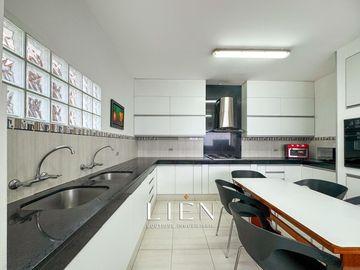 Casa de 1,150 m² con 7 Habitaciones, Terraza y 14 Estacionamientos en Sol de La Molina Etapa 1