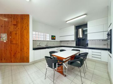 Casa de 1,150 m² con 7 Habitaciones, Terraza y 14 Estacionamientos en Sol de La Molina Etapa 1