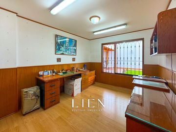 Casa de 1,150 m² con 7 Habitaciones, Terraza y 14 Estacionamientos en Sol de La Molina Etapa 1