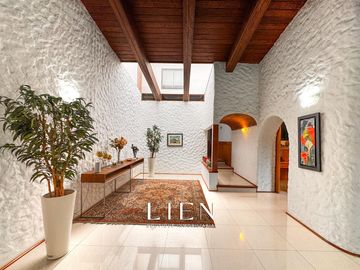 Casa de 1,150 m² con 7 Habitaciones, Terraza y 14 Estacionamientos en Sol de La Molina Etapa 1