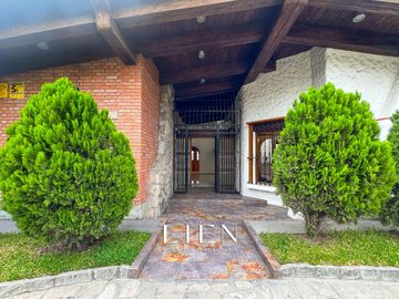 Casa de 1,150 m² con 7 Habitaciones, Terraza y 14 Estacionamientos en Sol de La Molina Etapa 1