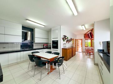 Casa de 1,150 m² con 7 Habitaciones, Terraza y 14 Estacionamientos en Sol de La Molina Etapa 1