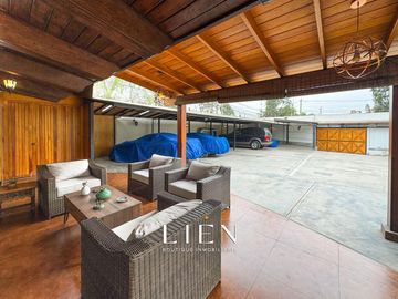Casa de 1,150 m² con 7 Habitaciones, Terraza y 14 Estacionamientos en Sol de La Molina Etapa 1