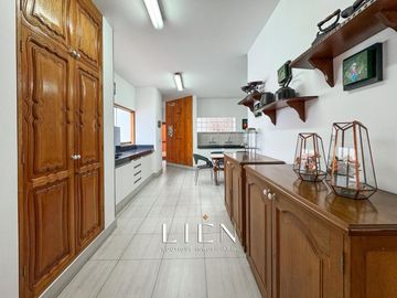 Casa de 1,150 m² con 7 Habitaciones, Terraza y 14 Estacionamientos en Sol de La Molina Etapa 1