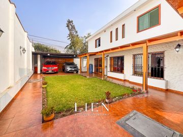 Casa de 1,150 m² con 7 Habitaciones, Terraza y 14 Estacionamientos en Sol de La Molina Etapa 1