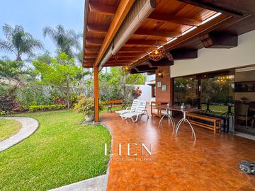 Casa de 1,150 m² con 7 Habitaciones, Terraza y 14 Estacionamientos en Sol de La Molina Etapa 1