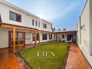 Casa de 1,150 m² con 7 Habitaciones, Terraza y 14 Estacionamientos en Sol de La Molina Etapa 1