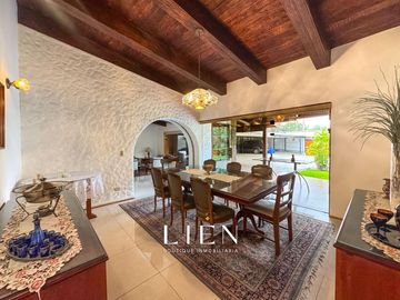 Casa de 1,150 m² con 7 Habitaciones, Terraza y 14 Estacionamientos en Sol de La Molina Etapa 1
