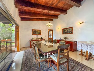 Casa de 1,150 m² con 7 Habitaciones, Terraza y 14 Estacionamientos en Sol de La Molina Etapa 1