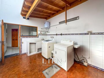 Casa de 1,150 m² con 7 Habitaciones, Terraza y 14 Estacionamientos en Sol de La Molina Etapa 1