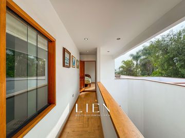 Casa de 1,150 m² con 7 Habitaciones, Terraza y 14 Estacionamientos en Sol de La Molina Etapa 1
