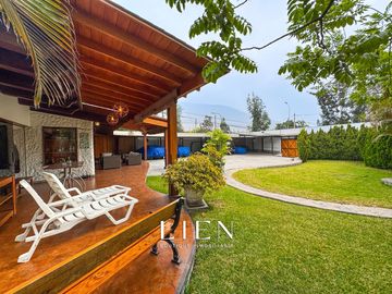 Casa de 1,150 m² con 7 Habitaciones, Terraza y 14 Estacionamientos en Sol de La Molina Etapa 1
