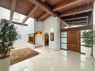 Casa de 1,150 m² con 7 Habitaciones, Terraza y 14 Estacionamientos en Sol de La Molina Etapa 1