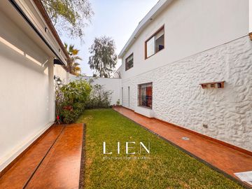 Casa de 1,150 m² con 7 Habitaciones, Terraza y 14 Estacionamientos en Sol de La Molina Etapa 1