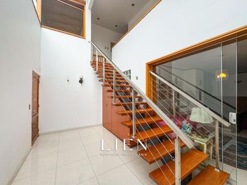 Casa de 1,150 m² con 7 Habitaciones, Terraza y 14 Estacionamientos en Sol de La Molina Etapa 1