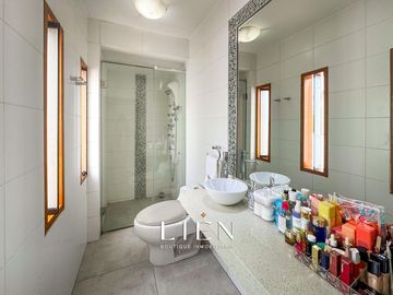 Casa de 1,150 m² con 7 Habitaciones, Terraza y 14 Estacionamientos en Sol de La Molina Etapa 1