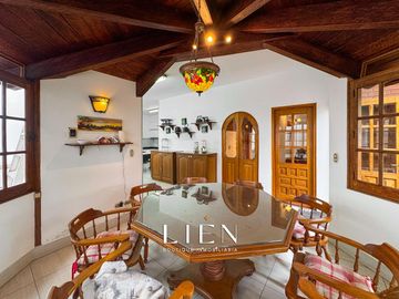 Casa de 1,150 m² con 7 Habitaciones, Terraza y 14 Estacionamientos en Sol de La Molina Etapa 1