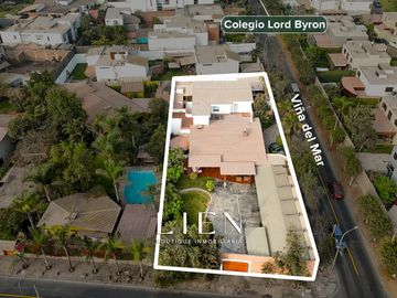 Casa de 1,150 m² con 7 Habitaciones, Terraza y 14 Estacionamientos en Sol de La Molina Etapa 1
