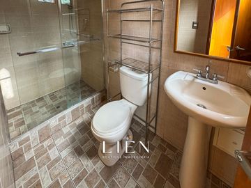 Casa de 1,150 m² con 7 Habitaciones, Terraza y 14 Estacionamientos en Sol de La Molina Etapa 1