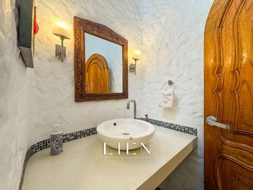 Casa de 1,150 m² con 7 Habitaciones, Terraza y 14 Estacionamientos en Sol de La Molina Etapa 1